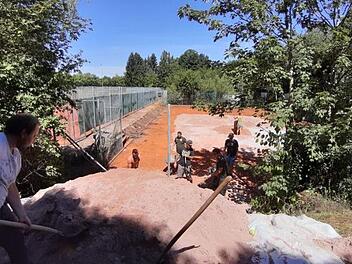 Beim Arbeitseinsatz: Mit Schaufeln und Schubkarren wurden 52 Tonnen Sand bewegt.  Foto: Gabi Bertram