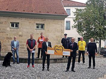 Die VR Bank Oberfranken Mitte spendet 4.650 Euro an sechs Vereine sowie an die Stadt und das Kreiskulturreferat.  Foto: Heike Schülein