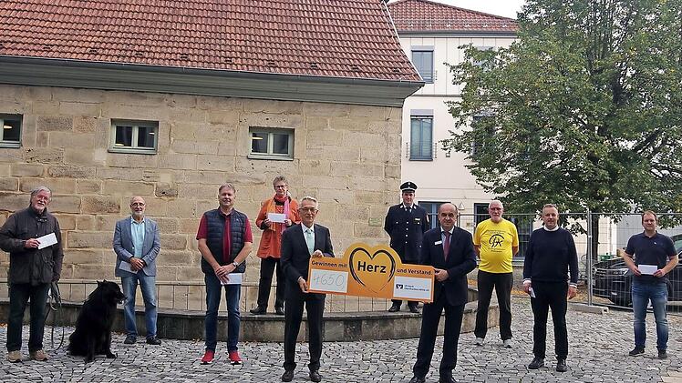 Die VR Bank Oberfranken Mitte spendet 4.650 Euro an sechs Vereine sowie an die Stadt und das Kreiskulturreferat.  Foto: Heike Schülein