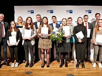 Bamberg: Fast 250 neue IHK-Fachkr&auml;fte - Absolventen erhalten bei einer Feier ihre Zeugnisse