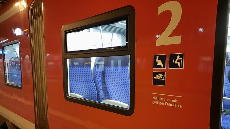 Zug S-Bahn Regionalexpress VGN Gleis Schiene Bahn