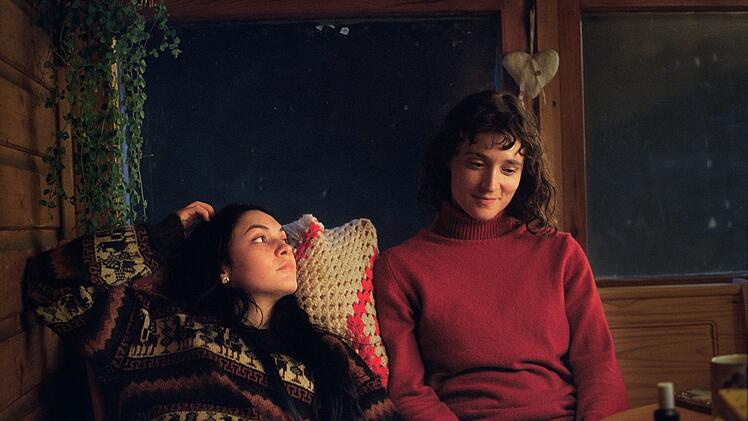 Jenny (Emma Nova, links) und Marla (Friederike Becht) bauen ein vertrautes Verh&auml;ltnis auf.