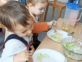Florian und Felix schmeckt das frisch gekochte Essen.  Fotos: Heike Beudert