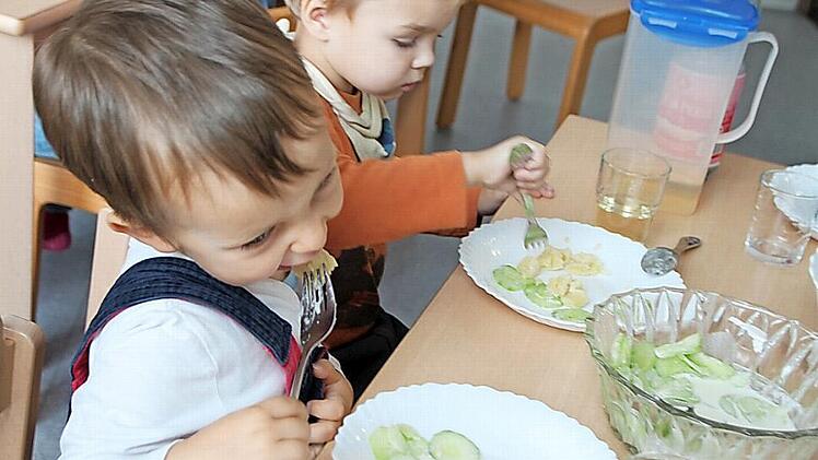 Florian und Felix schmeckt das frisch gekochte Essen.  Fotos: Heike Beudert