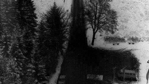 Blick aus dem Hubschrauber auf den Grenzübergang Nordhalben-Lobenstein mit Metallgitterzaun und Beobachtungsturm Foto: Archiv