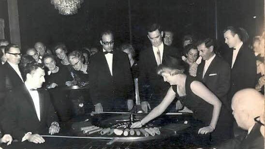 Ein Bild aus früheren Tagen: 1968, nach dem Umzug ins Luitpold-Bad durfte die Gattin des damaligen Oberbürgermeisters, Anni Weiß, die erste Roulette-Kugel spielen. Foto: Archiv/Spielbank