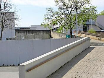 Die Rampe an der Realschule in Eltmann wird saniert. Die Zufahrt ist (im oberen Teil) wie eine Brücke konstruiert.  Foto: Klaus Schmitt