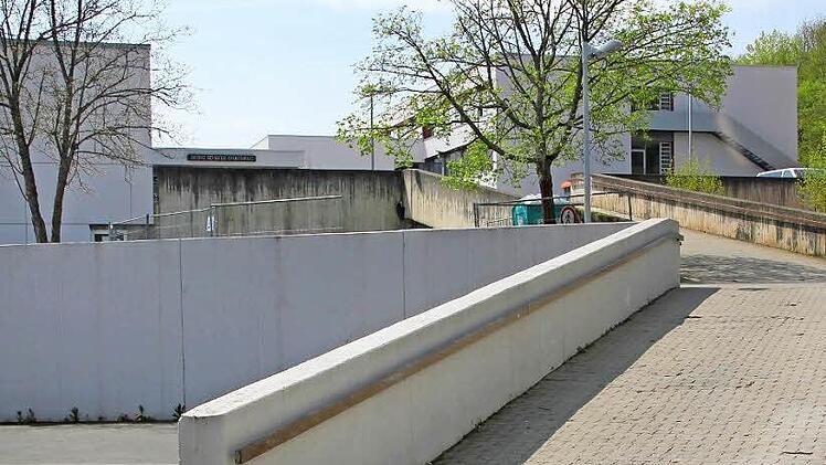 Die Rampe an der Realschule in Eltmann wird saniert. Die Zufahrt ist (im oberen Teil) wie eine Brücke konstruiert.  Foto: Klaus Schmitt