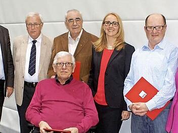 Von links: MdB Andreas Schwarz, Altbürgermeister Gerhard Jäger, Reinhard Schmid, Joachim Haese, OV-Vorsitzende Christine Jäger, Dieter Reitz, Landtagsvizepräsidentin Inge Aures; vorne Gerhard Rothlauf  Foto: Renate Neubecker