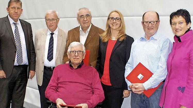 Von links: MdB Andreas Schwarz, Altbürgermeister Gerhard Jäger, Reinhard Schmid, Joachim Haese, OV-Vorsitzende Christine Jäger, Dieter Reitz, Landtagsvizepräsidentin Inge Aures; vorne Gerhard Rothlauf  Foto: Renate Neubecker