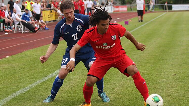 Baiersdorfer SV - ASV Zirndorf. Mit einer Energieleistung haben Zawadi Mograbi (re.) und der Baiersdorfer SV die nächste Runde in der Relegation um die Landesliga erreicht.  Foto: Matthias Hofmann