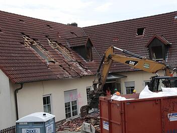 Noch handelt es sich um vorbereitende Arbeiten, ehe große Bagger das ASB -Heim platt machen.  Foto: Hofbauer