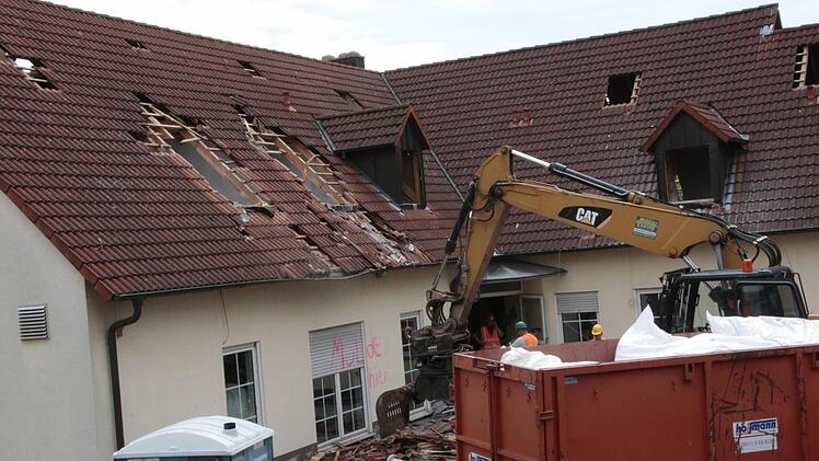 Noch handelt es sich um vorbereitende Arbeiten, ehe große Bagger das ASB -Heim platt machen.  Foto: Hofbauer