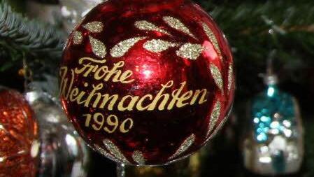 Diese Jahres-Weihnachtskugel ist auch schon über ein viertel Jahrhundert alt. Foto: Klaus Klaschka
