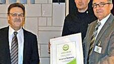 Frank Menzner und Holger Heymann dankten dem langjährigen Geschäftsführer Hubertus Sollmann aus Meeder für sein Engagement. Fotos: Gabi Bertram