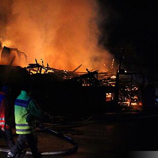 Rund  1.000 Schweine verenden bei Stallungsbrand in Bindlach