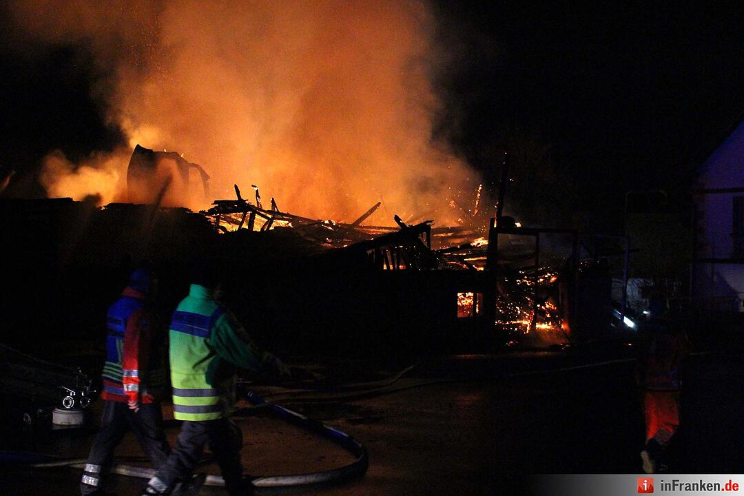 Rund  1.000 Schweine verenden bei Stallungsbrand in Bindlach