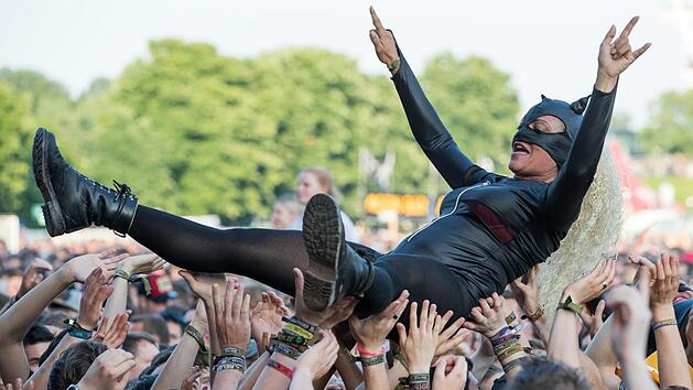 Catwoman, als Crowdsurferin bei RIP. Foto: Daniel Karmann/dpa