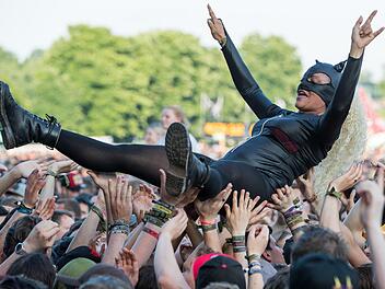 Catwoman, als Crowdsurferin bei RIP. Foto: Daniel Karmann/dpa
