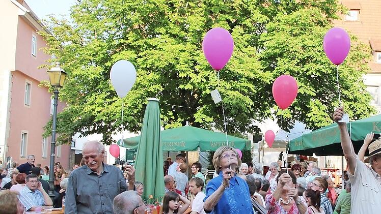 77 Luftballons auf ihrem Weg zum Horizont  Fotos: Thomas Malz