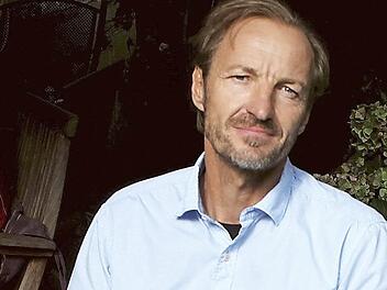 Bernd Meusel mit einem Buch &uuml;ber sein Idol Bruce Springsteen, deram Samstag 68 Jahre alt wird. Foto: Heike Sch&uuml;lein