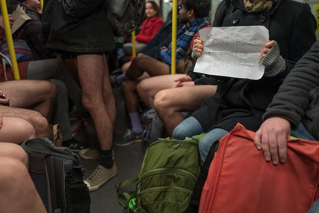 U-Bahn-Passagiere fahren ohne Hose