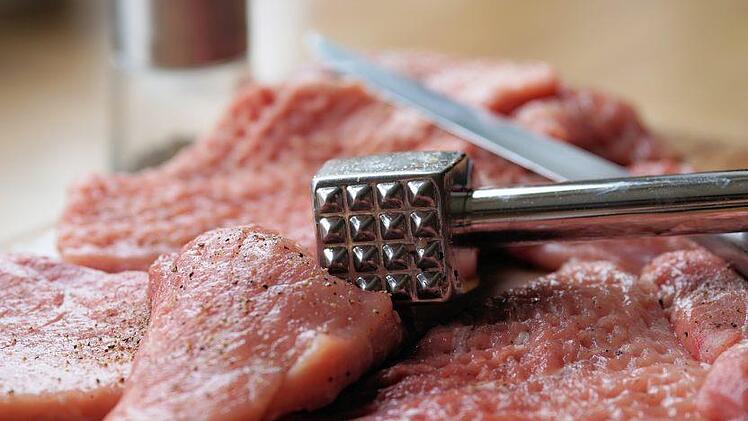 In der Slowakei hat ein 32-jähriger Mann eine Bank überfallen und forderte von der Polizei ihm eine Pizza zu bestellen. Symbolbild: pixabay.com / webandi