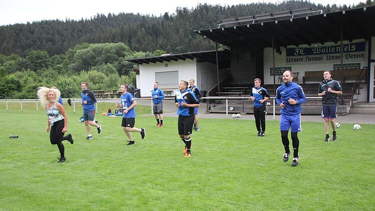 Beim Zumba-Tanz sind die Blau-Weißen voll dabei.  Foto: Andreas Schmitt
