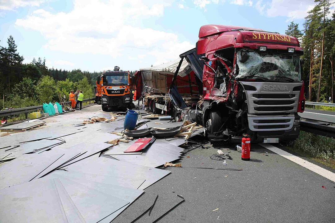 Lkw-Unfall auf A93: Stahlplatten fliegen vom Sattelzug