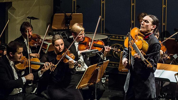 Begeisterten Applaus gab es für Sergey Malov als Solist und Dirigent und für das Philharmonische Orchester beim Sinfoniekonzert im Landestheater Coburg.Foto: Jochen Berger
