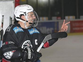 Haßfurts Kapitän Christian Dietrich gibt das Ziel vor: Ein "Dreier" soll gegen den EV Moosburg eingefahren werden. Damit wäre auch sein Trainer Volker Hartmann einverstanden, denn mit dann 41 Punkten könnten die Hawks mit ziemlicher Sicherheit nicht mehr aus den "Top 4" verdrängt werden.  Foto: Ralf Naumann
