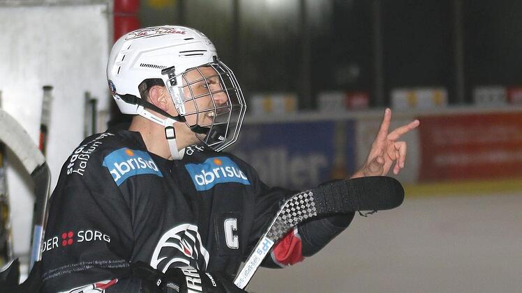 Haßfurts Kapitän Christian Dietrich gibt das Ziel vor: Ein "Dreier" soll gegen den EV Moosburg eingefahren werden. Damit wäre auch sein Trainer Volker Hartmann einverstanden, denn mit dann 41 Punkten könnten die Hawks mit ziemlicher Sicherheit nicht mehr aus den "Top 4" verdrängt werden.  Foto: Ralf Naumann