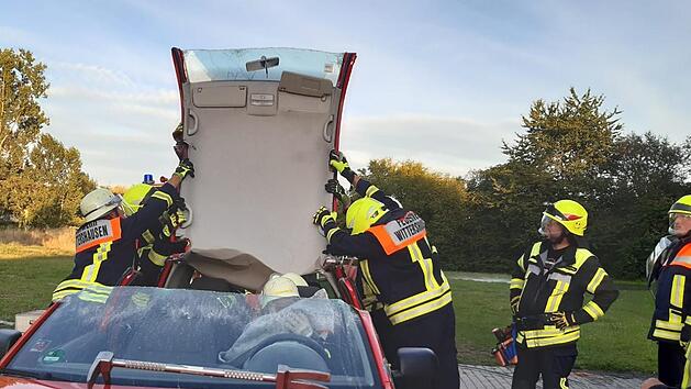 Mit immer neu gespielten Szenarien versuchten sich Aktiven der Freiwilligen Feuerwehr Wittershausen f&uuml;r eventuell anstehende Ernstf&auml;lle gut zu r&uuml;sten - im Foto erfolgt der Einsatz einer hydraulischen Rettungsschere bei der Bergung von Verletzen aus einem Pkw.