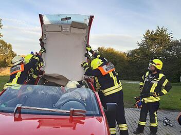 Mit immer neu gespielten Szenarien versuchten sich Aktiven der Freiwilligen Feuerwehr Wittershausen für eventuell anstehende Ernstfälle gut zu rüsten - im Foto erfolgt der Einsatz einer hydraulischen Rettungsschere bei der Bergung von Verletzen aus einem Pkw.