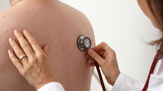 Ob Symptome tats&auml;chlich auf eine Lungenentz&uuml;ndung zur&uuml;ckzuf&uuml;hren sind, kann nur ein Arzt feststellen.