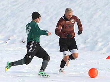 Spitzenreiter ATS Kulmbach überwintert mit sage und schreibe 20 Punkten Vorsprung auf Platz 1 der Fußball-Kreisklasse 5 Kulmbach. In einem Vorbereitungsspiel konnte der ATS (rechts Johannes Adam) den TSC Mainleus (links Daniel Schmidt) mit 3:2 bezwingen. Foto: Monika Limmer