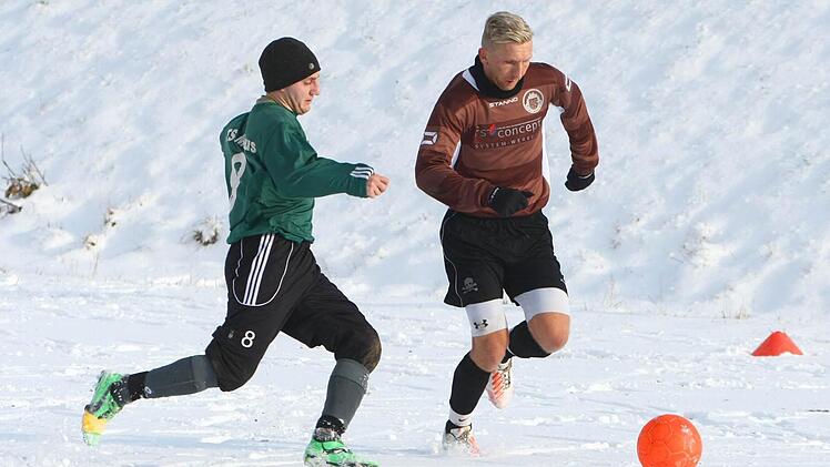 Spitzenreiter ATS Kulmbach überwintert mit sage und schreibe 20 Punkten Vorsprung auf Platz 1 der Fußball-Kreisklasse 5 Kulmbach. In einem Vorbereitungsspiel konnte der ATS (rechts Johannes Adam) den TSC Mainleus (links Daniel Schmidt) mit 3:2 bezwingen. Foto: Monika Limmer