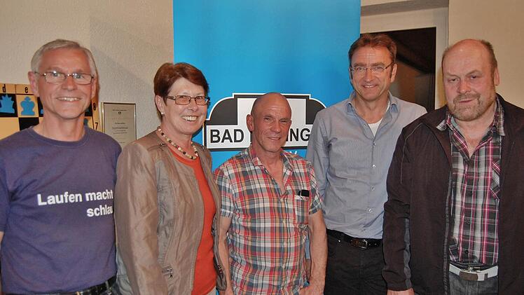 Für 40-jährige Mitgliedschaft wurden (von links) Thomas Seufert, Anna-Elisabeth Schröter, Walter Renninger, Manfred Klabouch und Richard Albert geehrt. Foto: Sigismund von Dobschütz