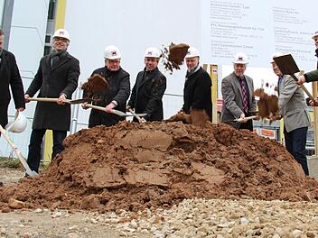 Der Hallenneubau soll zum Herbst 2017 fertig sein. Gestern war Spatenstich (v.r.): Bauleiter Florian Schuldes, Schulleiter Michael Ulbrich und Bernd Lohneiß, Bürgermeister Gerald Brehm, Landrat Alexander Tritthart, Bauingenieur Valentin Mayer, Architekt Markus Haindl und Jürgen Ganzmann vom Bauamt.