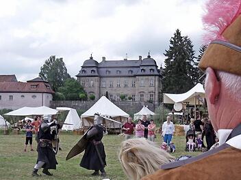 Das Burgwindheimer Schloss an der Dorfsee bildet eine prächtige Kulisse für mittelalterliches Treiben, wie das Bild vom vergangenen Jahr zeigt.