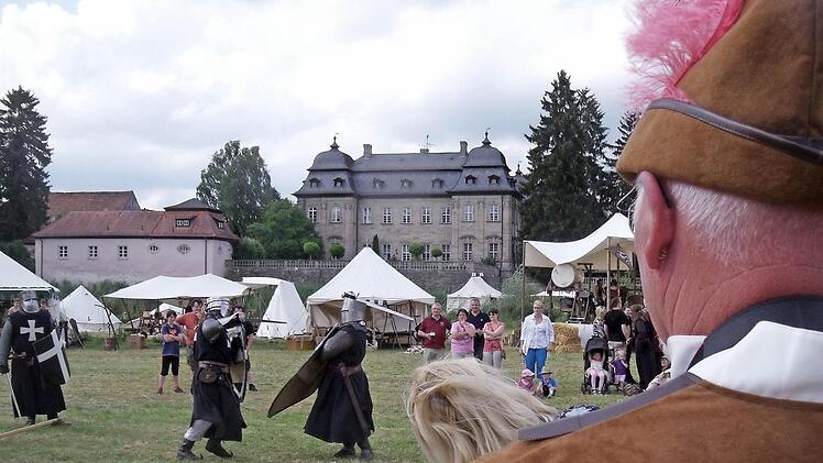 Das Burgwindheimer Schloss an der Dorfsee bildet eine prächtige Kulisse für mittelalterliches Treiben, wie das Bild vom vergangenen Jahr zeigt.