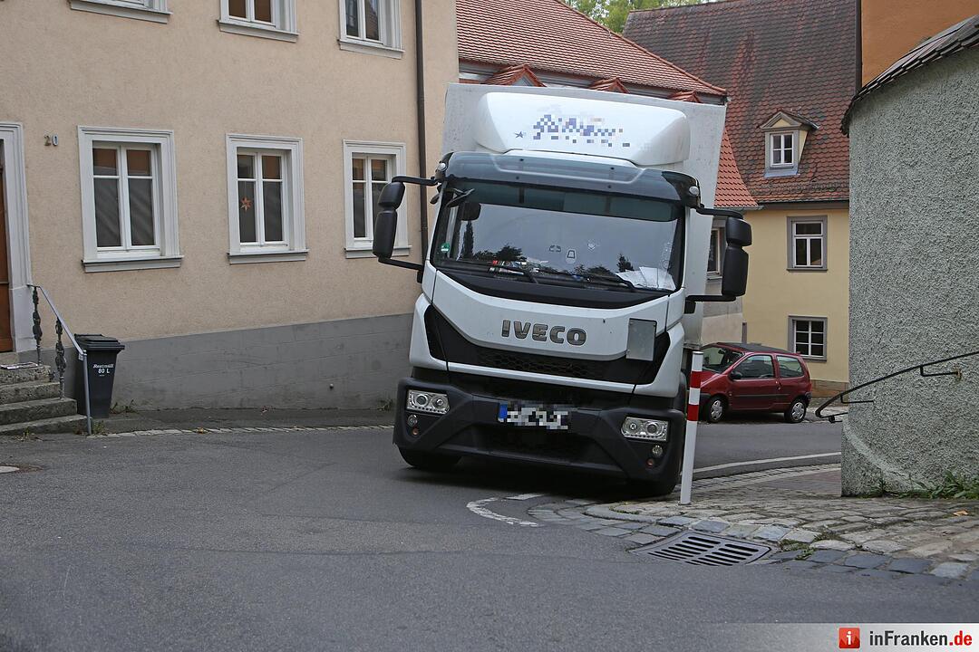 Irrfahrt durch Bamberger Altstadt endet fŸr Lkw festgefahren an Hauswand