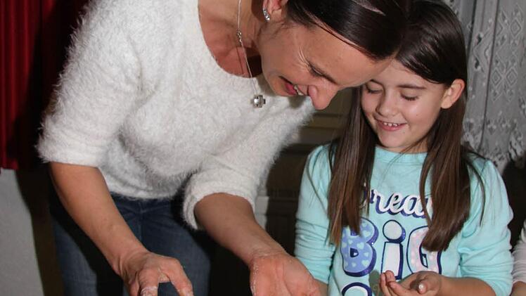 Das ist auch meine Lieblingsfarbe, freut sich Daniela Wagner - und hilft bei der Gestaltung der Plätzchen gerne