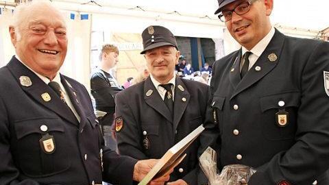 Der Vorsitzende der Feuerwehr, Helmut Kühn (Mitte) und sein Stellvertreter Thorsten Harnus (rechts) ehrten Ehrenkommandanten Hans Petsch für mehr als 30-jährige Tätigkeit im Verwaltungsrat der Wehr.