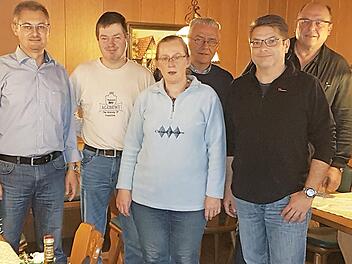 Siegerehrung des Kleinkaliber-Herbstschießens der Scharfschützengesellschaft (von links):Christian Thiel, Matthias Heft, Ursula Osterlänger, Robert König, Ulrich Haas und Christof Lieb Foto: Alfred Thieret