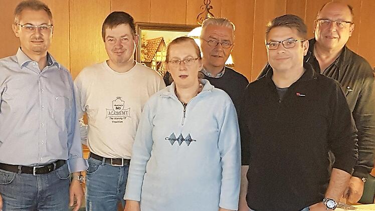 Siegerehrung des Kleinkaliber-Herbstschießens der Scharfschützengesellschaft (von links):Christian Thiel, Matthias Heft, Ursula Osterlänger, Robert König, Ulrich Haas und Christof Lieb Foto: Alfred Thieret