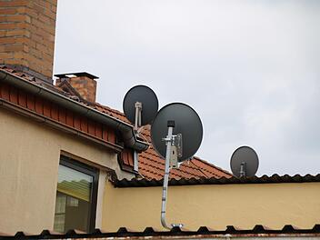 Satellitenschüsseln prägen die Dachlandschaft. Nachdem das Kabel mehrere Tage nicht funktioniert hat, sind noch einige hinzugekommen. Thomas Malz