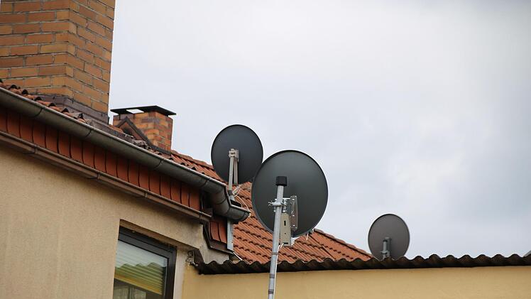 Satellitenschüsseln prägen die Dachlandschaft. Nachdem das Kabel mehrere Tage nicht funktioniert hat, sind noch einige hinzugekommen. Thomas Malz