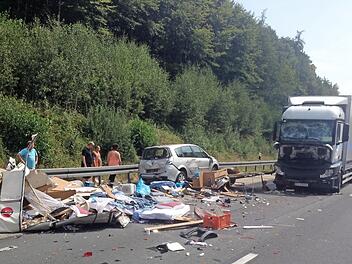 Ein Lkw fuhr in ein Wohnwagengespann, der Wohnwagen wurde dabei komplett zerst&ouml;rt.  Foto: Harald Albert