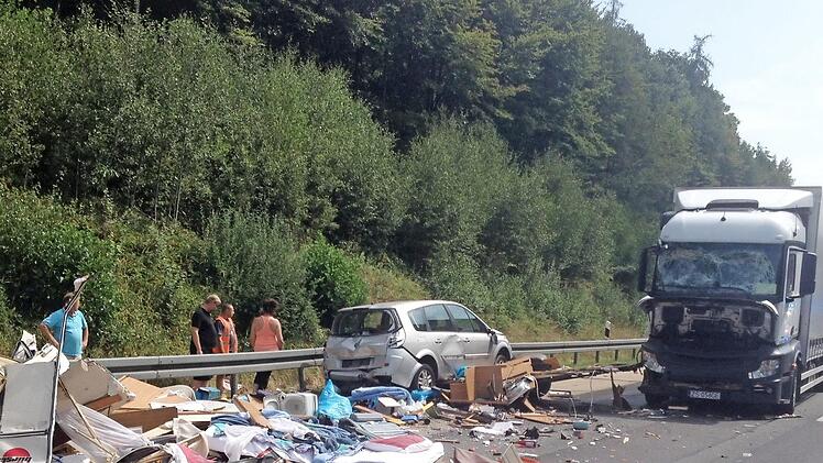 Ein Lkw fuhr in ein Wohnwagengespann, der Wohnwagen wurde dabei komplett zerst&ouml;rt.  Foto: Harald Albert